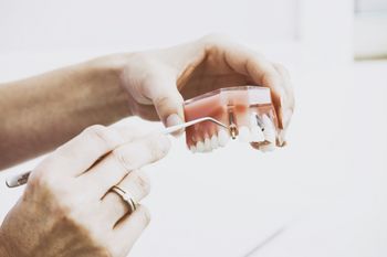 KNMT opnieuw kritisch: 'VGZ gaat op de stoel van de tandarts zitten’