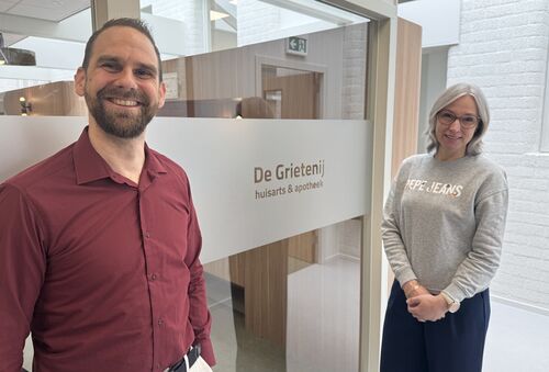 Rayonmanager Jolmer de Boer (Daxtrio) en praktijkmanager Marianne Visser (Dokterszorg Friesland) (Foto: Daxtrio)