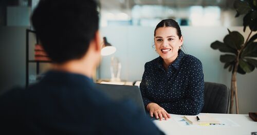 ‘Veiligheid ontstaat niet doordat alles harmonieus blijft, maar doordat lastige onderwerpen ook bespreekbaar zijn.’ Fotografie Shutterstock