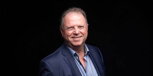 'Je eigen aannames zijn de ramen waardoor je naar de wereld kijkt. Maak ze af en toe schoon. Anders komt het licht niet binnen.'(Foto: Jos Luypaers)