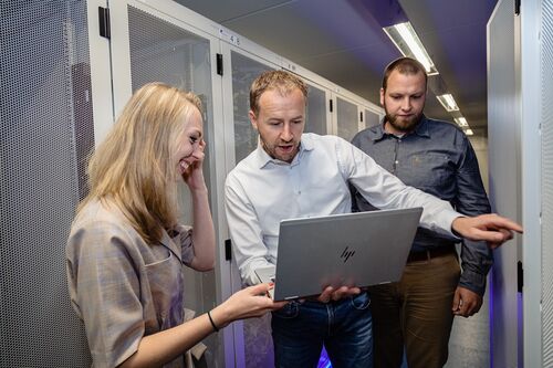Edwin van Vulpen (midden): 'Techni Team gaat het liefst langlopende relaties aan en richt de omgevingen van alle klanten op dezelfde manier in. Omdat we aan de achterkant alles hetzelfde inrichten, kunnen we het steeds beter doen.' (Foto: Techni Team)