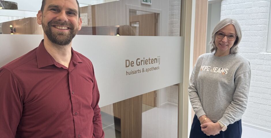 Rayonmanager Jolmer de Boer (Daxtrio) en praktijkmanager Marianne Visser (Dokterszorg Friesland) (Foto: Daxtrio)