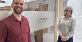 Rayonmanager Jolmer de Boer (Daxtrio) en praktijkmanager Marianne Visser (Dokterszorg Friesland) (Foto: Daxtrio)