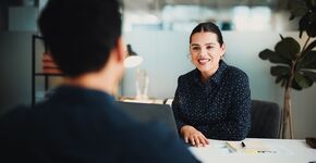‘Veiligheid ontstaat niet doordat alles harmonieus blijft, maar doordat lastige onderwerpen ook bespreekbaar zijn.’ Fotografie Shutterstock