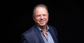 'Je eigen aannames zijn de ramen waardoor je naar de wereld kijkt. Maak ze af en toe schoon. Anders komt het licht niet binnen.'(Foto: Jos Luypaers)