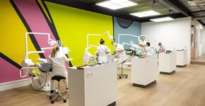 Edin beschikt in Maarsbergen over een uitgebreide trainingslocatie met zestien behandelunits. 'We kunnen helemaal simuleren hoe het in een gewone praktijk gaat', zegt Edin-directeur Pieter Schram. (Fotografie: Edin Dental Academy)