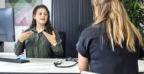 Mediq ontzorgt de huisartsenpraktijk door slim voorraadbeheer, eenvoudig bestellen, tijdig onderhoud en professionele trainingen. (Fotografie: Mediq)