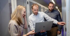 Edwin van Vulpen (midden): 'Techni Team gaat het liefst langlopende relaties aan en richt de omgevingen van alle klanten op dezelfde manier in. Omdat we aan de achterkant alles hetzelfde inrichten, kunnen we het steeds beter doen.' (Foto: Techni Team)
