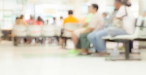 Flyer over mondzorg in wachtkamer huisarts