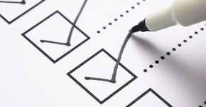 Zorgverleners overhandigen schrappunten aan minister Bruins