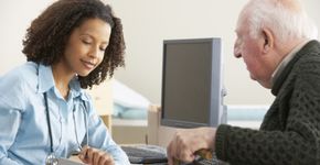 Pleidooi voor regie huisarts bij netwerkzorg ouderen