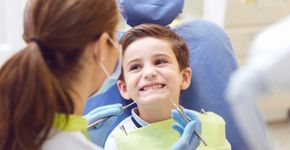 Minister is ‘blij’ dat verzekeraars ouders mogen wijzen op tandartsvergoeding